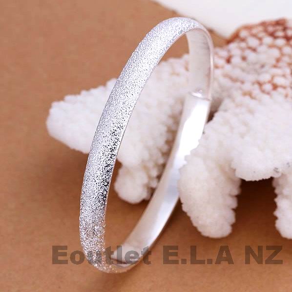 8mm WIDE PATTERNED SILVER BANGLE